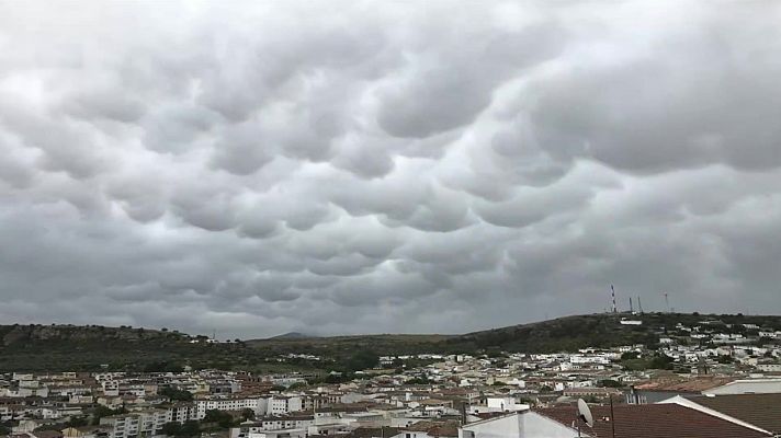 Precipitaciones que podrían ser localmente fuertes o persistentes a primeras horas en el sur del Levante y en Baleares. Viento localmente fuerte en Canarias