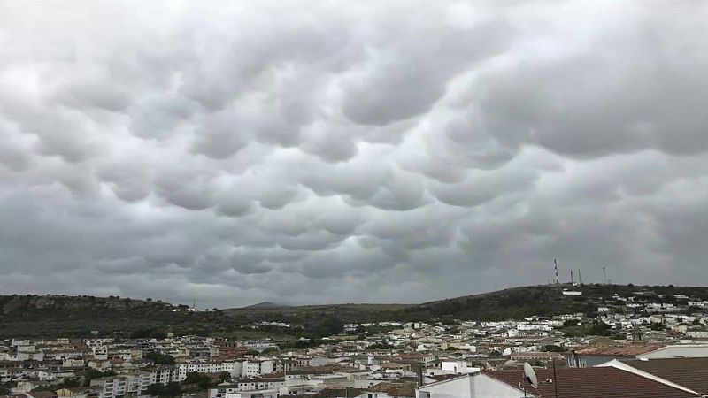 Precipitaciones que podrían ser localmente fuertes o persistentes a primeras horas en el sur del Levante y en Baleares. Viento localmente fuerte en Canarias - ver ahora