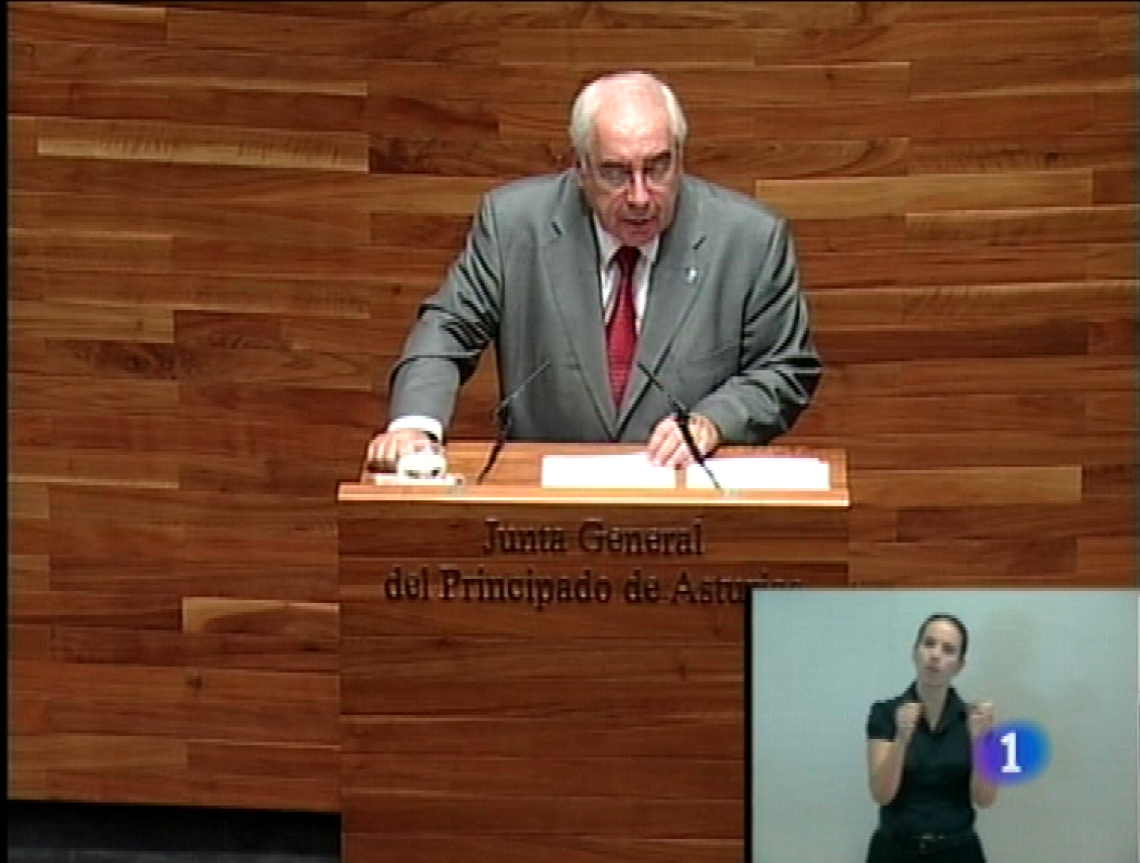  El presidente del Principado anuncia que el presupuesto para 2010 destinará más de 1000 millones de euros a la inversión, con ahorro del gasto no esencial y con la deuda contenida. También anuncia más de cien millones de euros  para un plan de obras municipales.El ministro de Fomento dice en el Congreso que Asturias dispondrá de un tren de alta velocidad con las mismas características que el de Galicia, y que llegará a las ciudades asturianas al mismo tiempo que a las gallegas, sobre finales de 2015.