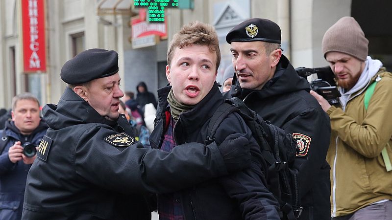 Bielorrusia en el punto de mira por el aterrizaje forzoso de un avión en Minsk para detener a un periodista