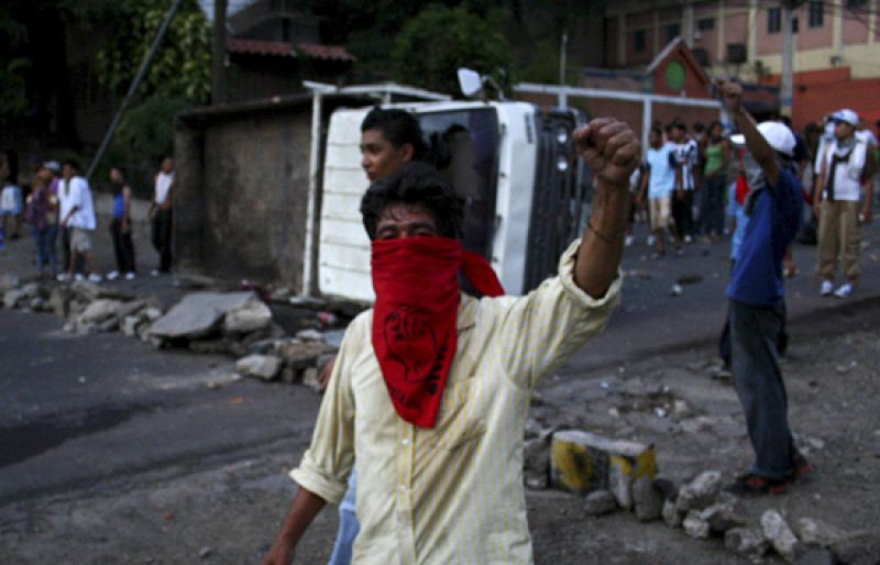 Nueva noche de enfrentamientos entre la policía y seguidores de Zelaya.