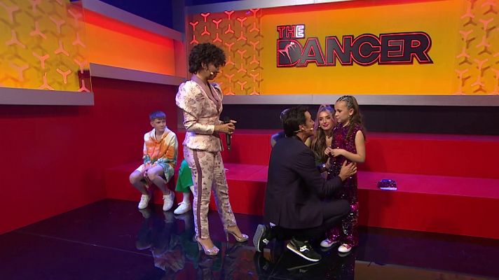The Dancer - Ion Aramendi sube a abrazar a Aina junto a Lola Indigo