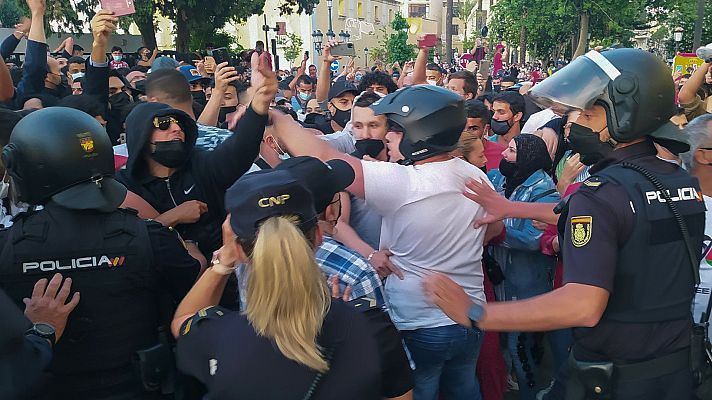 Telediario 1 - La policía carga contra los manifestantes en las protestas por la presencia de Abascal en Ceuta