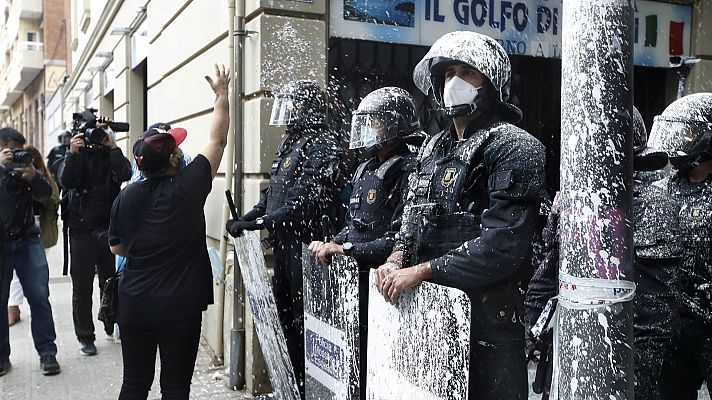 Miembros del Sindicato de Vivienda ocupan la sede de ERC en protesta por el desalojo de una vivienda en Barcelona