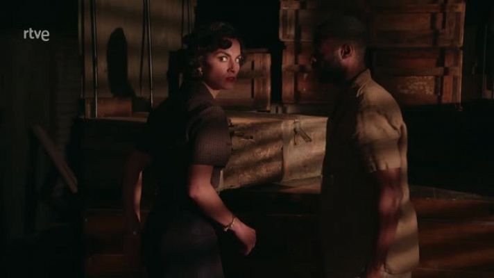 Dos vidas - Dos Vidas: Patricia y Mabalé encuentran armas en los camiones de la fábrica