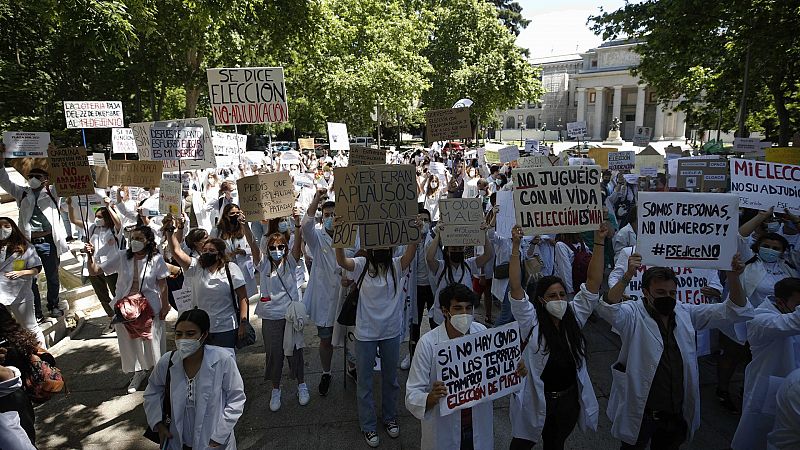 Médicos y estudiantes de medicina protestan frente al Ministerio de Sanidad contra el sistema de elección de plazas MIR