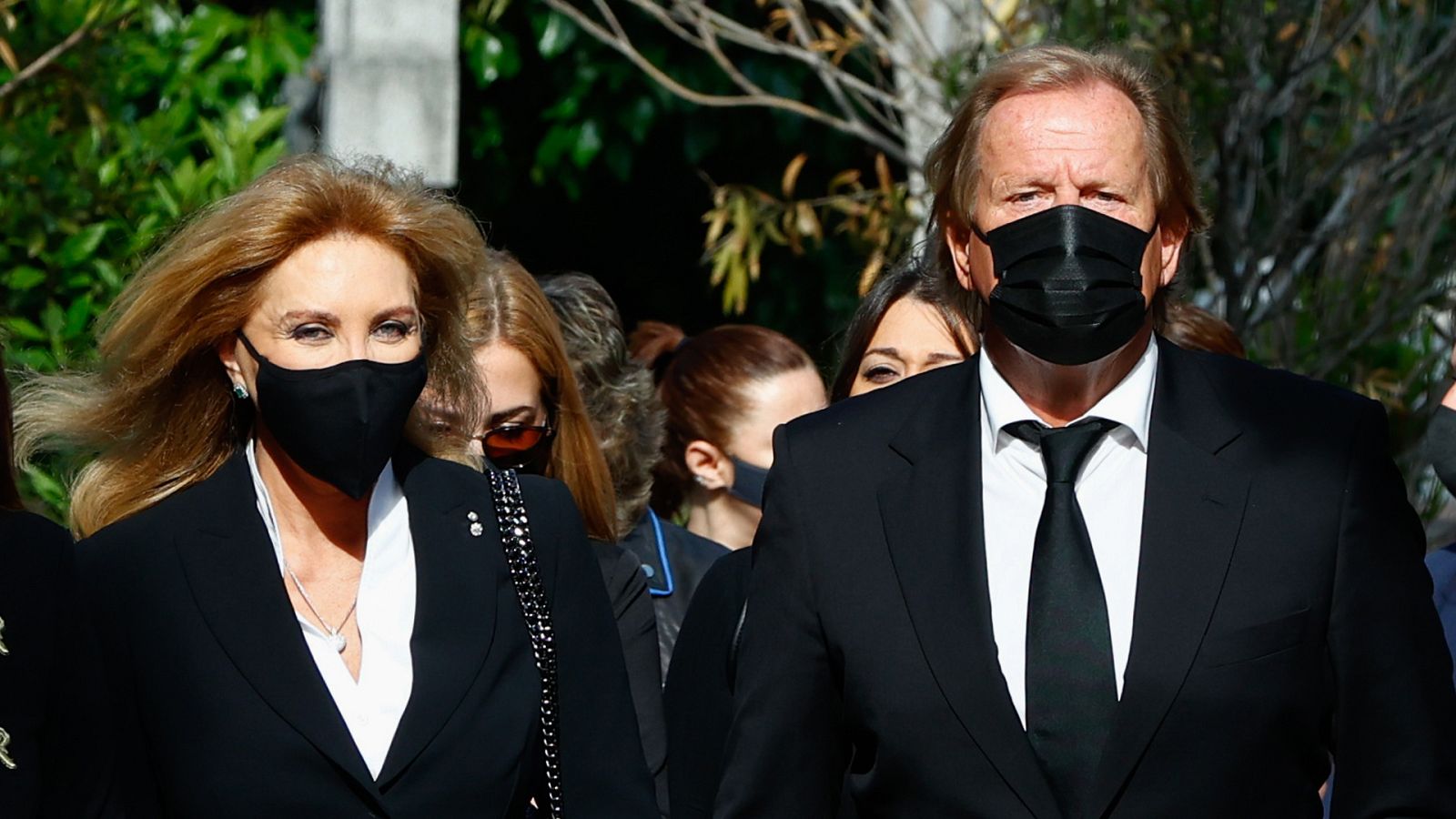 Norma Duval entierra a su madre arropada por los cuatro hombres de su vida: sus hijos y su pareja, Matthias Kühn 