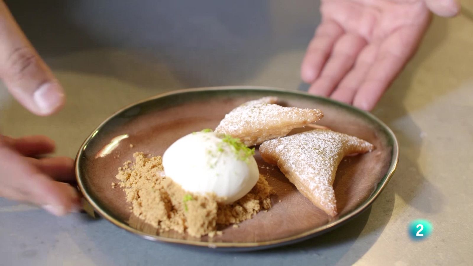 El xef Iván Surinder ens prepara unes postres per llepar-se els dits: samoses de xocolata i cardamom. 