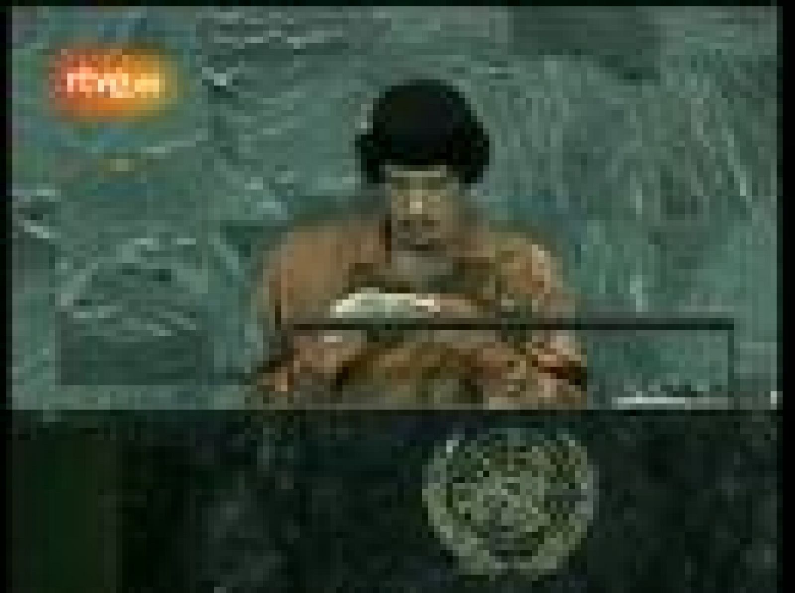 El líder libio ha debutado como orador en la Asamblea General de la ONU dejando caer en varias ocasiones la Carta de Naciones Unidas.