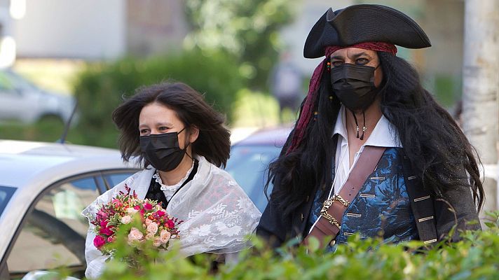 Telediario 1 - Una gallega y 'Jack Sparrow' se casan en Vigo