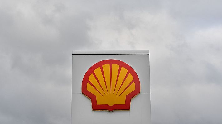 Telediario 1 - Sentencia sin precedentes contra el cambio climático: la petrolera Shell obligada a recortar sus emisiones de CO2 en un 45%