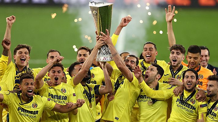Los 'grougets' celebran el triunfo del Villarreal en la Europa League