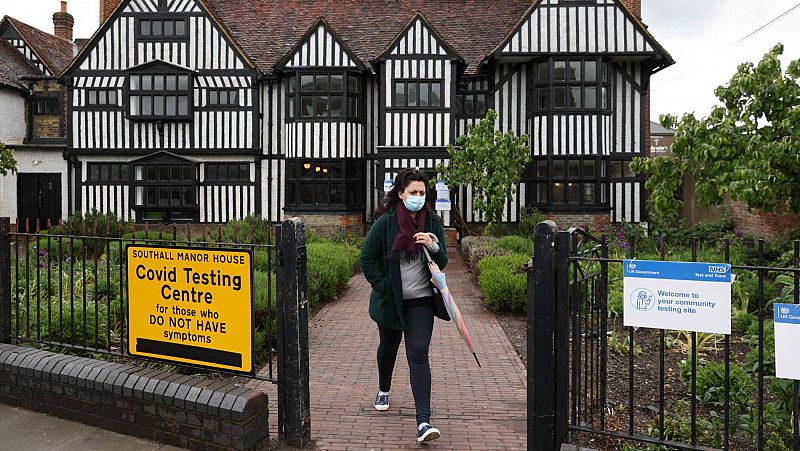 Una mujer sale de un centro de pruebas en Londres