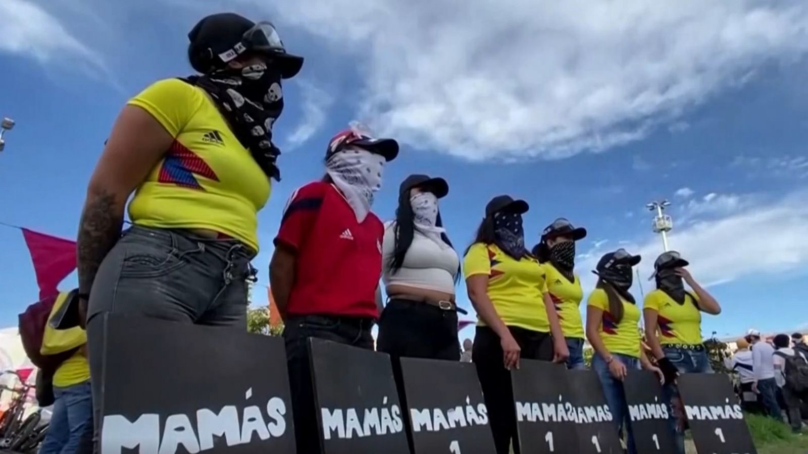 Las madres en primera línea de las protestas en Colombia