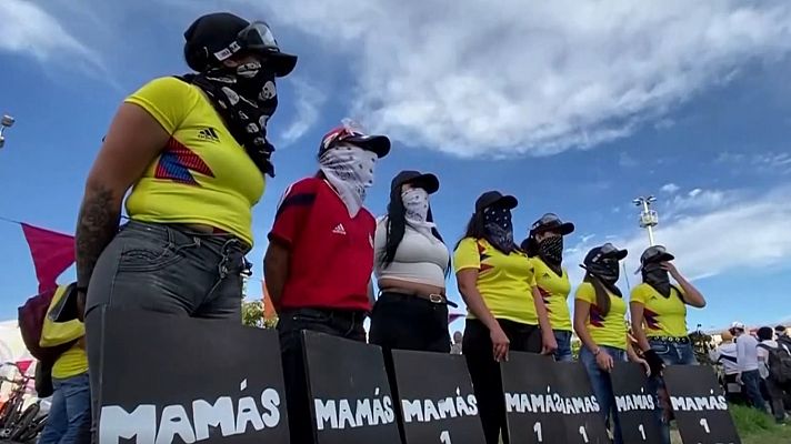 Telediario 1 - Madres en primera línea de las protestas en Colombia para proteger a los jóvenes de los antidisturbios