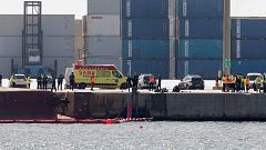 Buscan con robots submarinos a un estibador y un tripulante del buque volcado en el puerto de Castellón