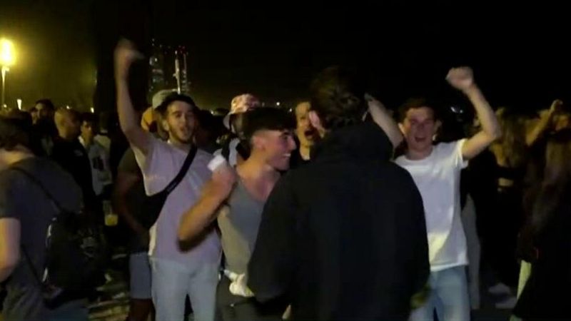 Desalojadas más de 5.500 personas en botellones en Barcelona - Informativo 24h | Ver