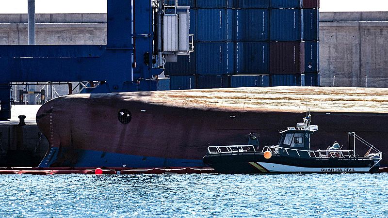 ¿Cómo pudo volcarse el buque de 79 metros en el puerto de Castellón?