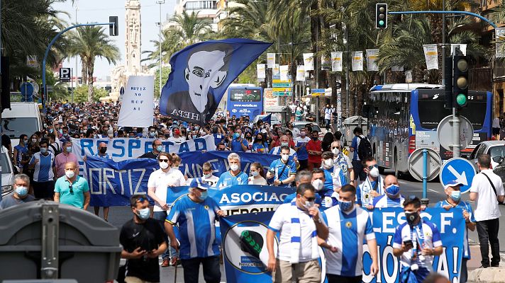 Telediario 1 - Los aficionados del Hércules se manifiestan en contra de Enrique Ortiz