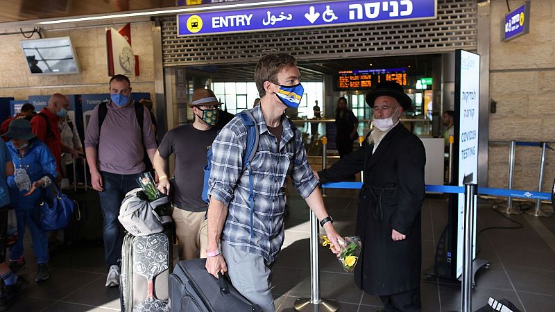 Israel recibe a los primeros turistas tras más de un año