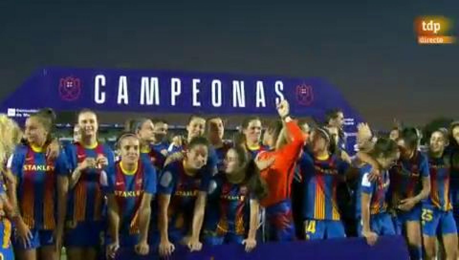 El Barça levanta la Copa de la Reina y celebra el triplete