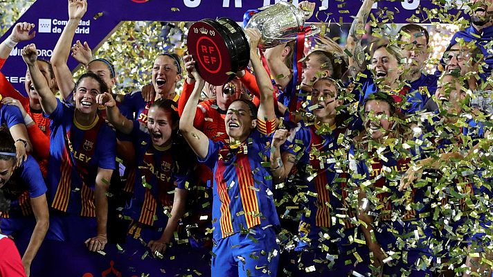 Fútbol - El Barça levanta la Copa de la Reina y celebra el triplete