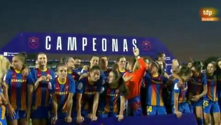 El Barça levanta la Copa de la Reina y celebra el triplete