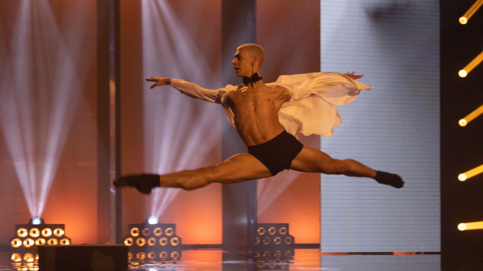 The Dancer - Actuación de Charly Brown en la segunda Semifinal