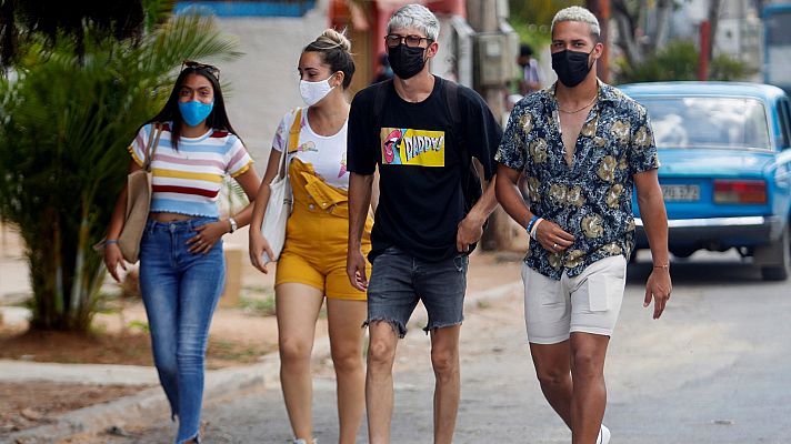 Simón ve factible que para "mediados o finales de junio" deje de ser necesaria la mascarilla en exteriores