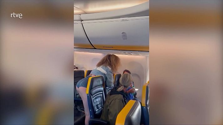 Telediario 1 - Tensión durante un vuelo entre Milán e Ibiza por una pasajera que se negaba a ponerse la mascarilla