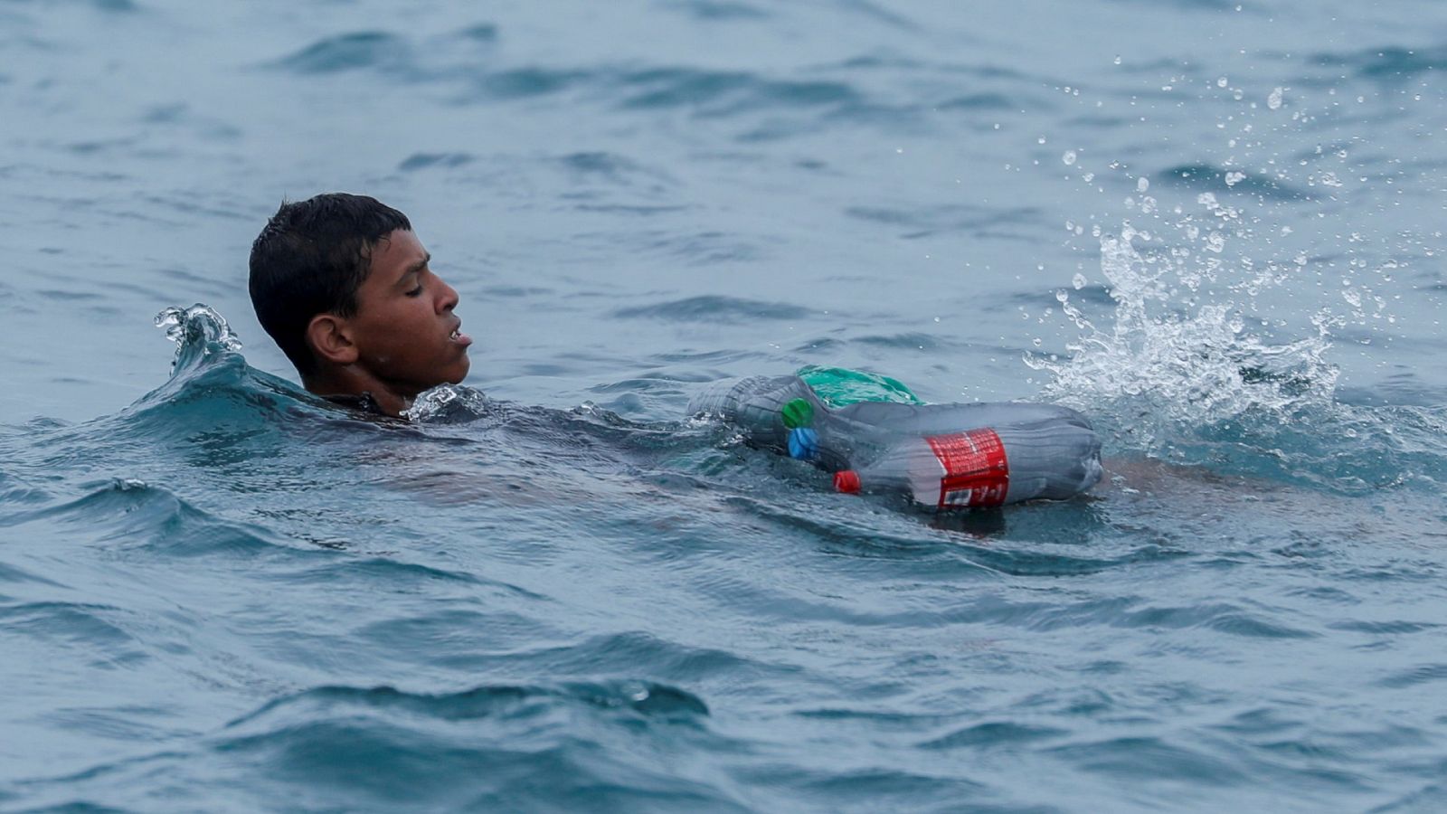 Aschraf, el niño que entró a nado en Ceuta con un flotador de botellas