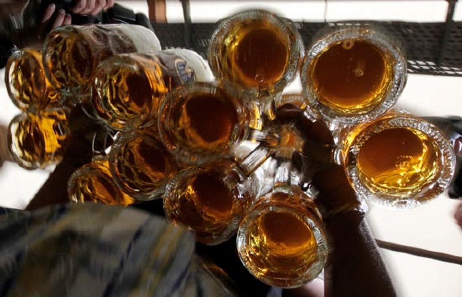 Como los menores no pueden consumir alcohol en los bares la mayoría lo hace  en "el botellón"