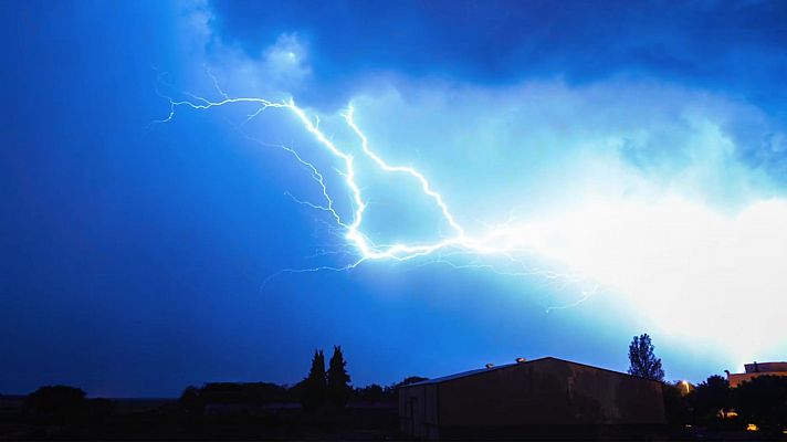 Chubascos y tormentas que podrán ser localmente fuertes en el cuadrante noreste peninsular y en otras zonas de los tercios norte y este