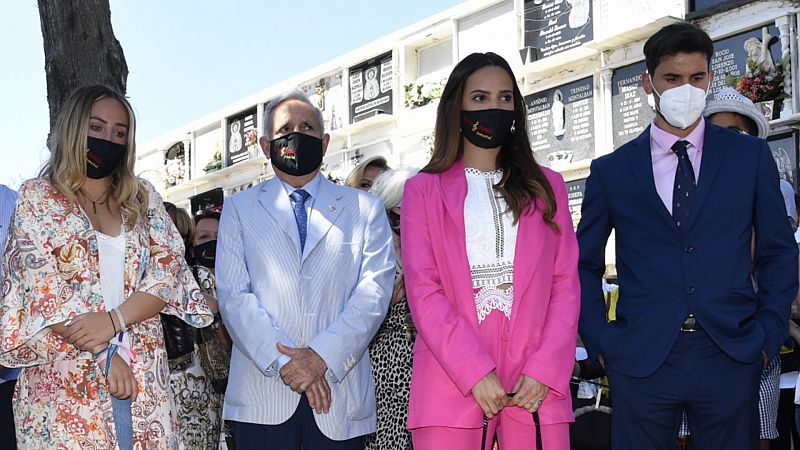 Gloria Camila se desvincula de su tío José Antonio y explica el porqué de su traje rosa