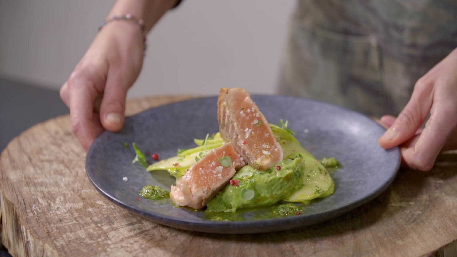 La Vicky Valls, xef del Maai, ens prepara una amanida de fonoll, poma amb salmó semi cru, guacamoles de cumquat i una vinagreta de cumquat i fonoll