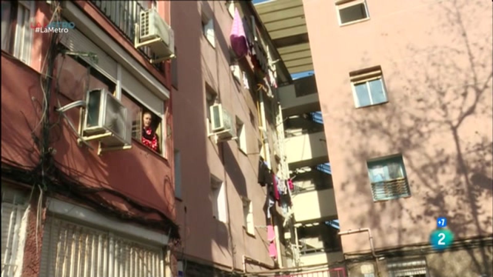 Parlem de l'impacte dels desnonaments a diari a Ciutat Meridiana, expliquem la polèmica sobre el projecte urbanístic del Centre Direccional a Cerdanyola i coneixem dos artesans de Molins de Rei que modelen el vidre.