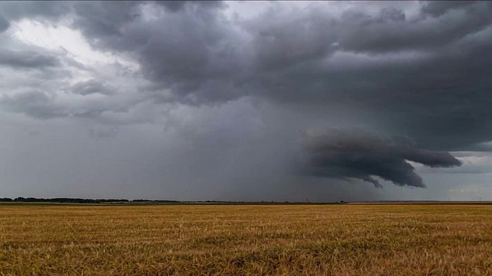 Tormentas localmente fuertes a primeras horas en Mallorca y Menorca.