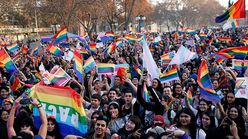 Piñera dará "urgencia" a un proyecto de ley de matrimonio igualitario en Chile