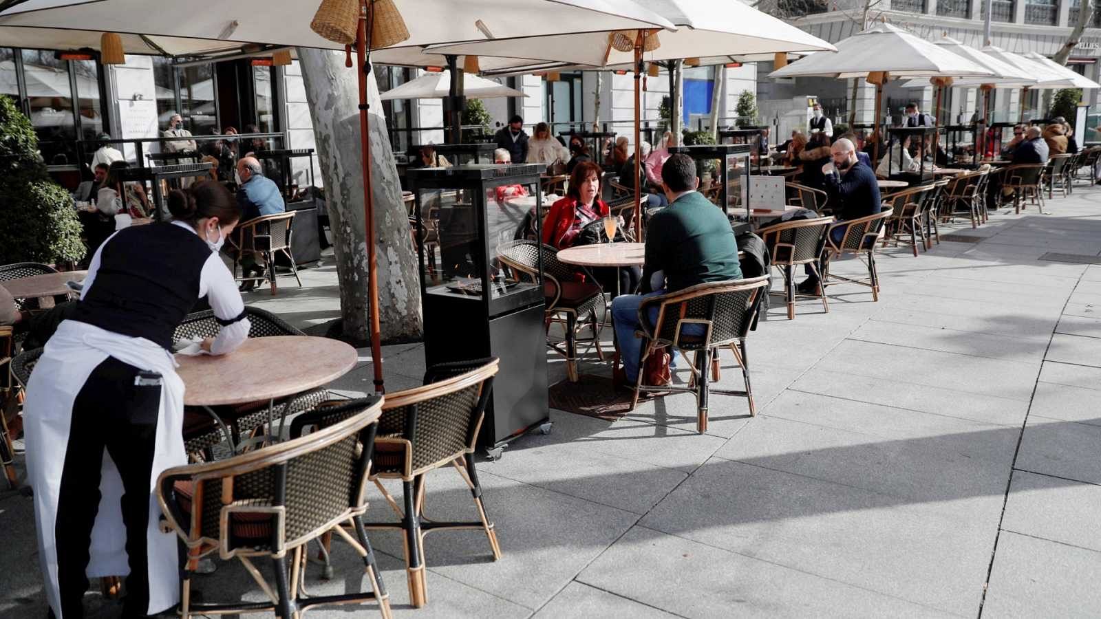 Choque por las nuevas medidas: varias comunidades anuncian que no acatarán las restricciones a la hostelería 