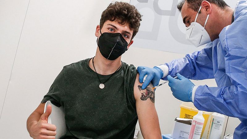 Italia comienza a vacunar sin priorizar por edad y a partir de los 12 años