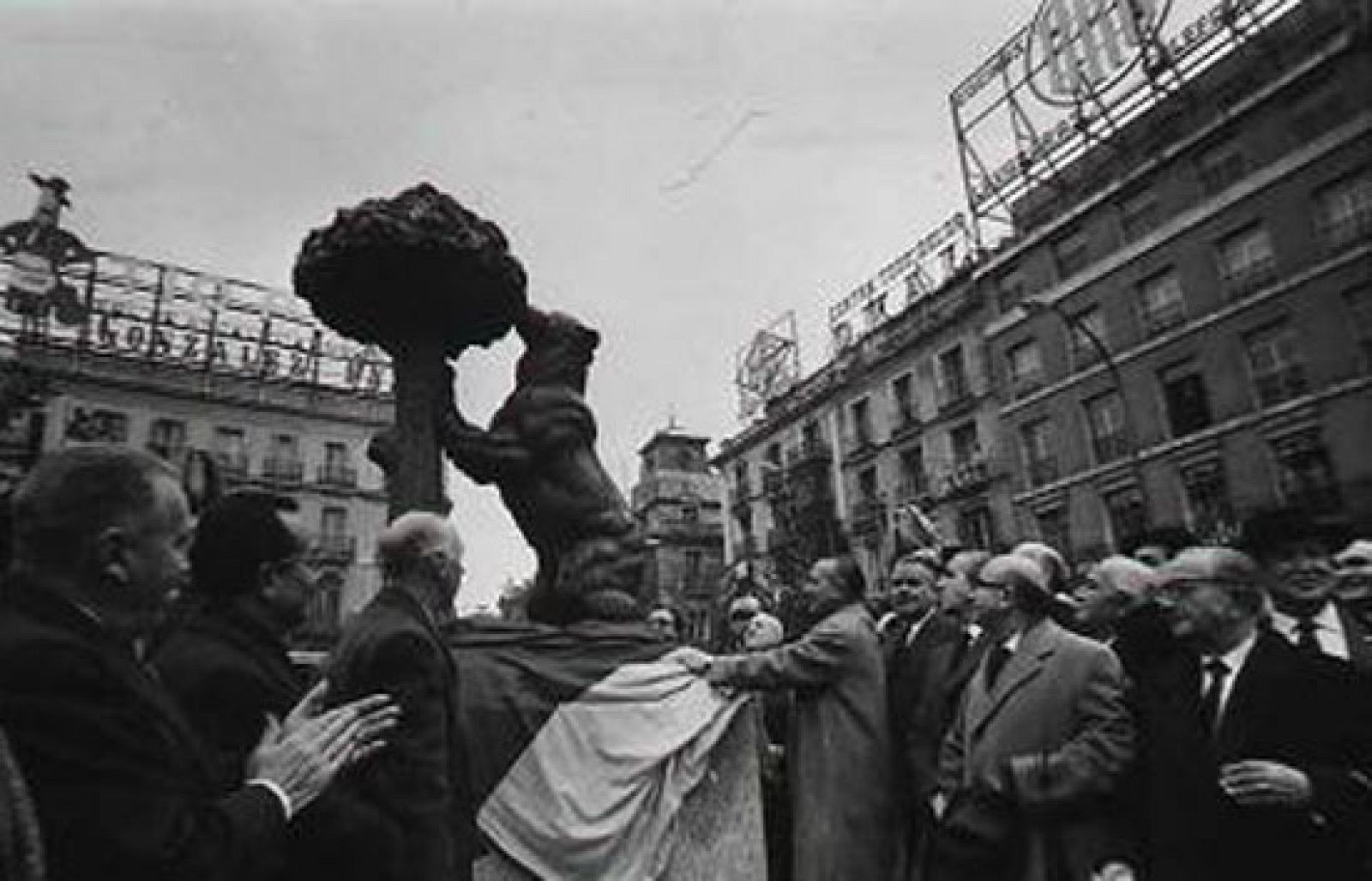 La escultura del Oso y el Madroño, que simboliza Madrid, se ha colocado a la sombra de Tío Pepe en la plaza de Sol.