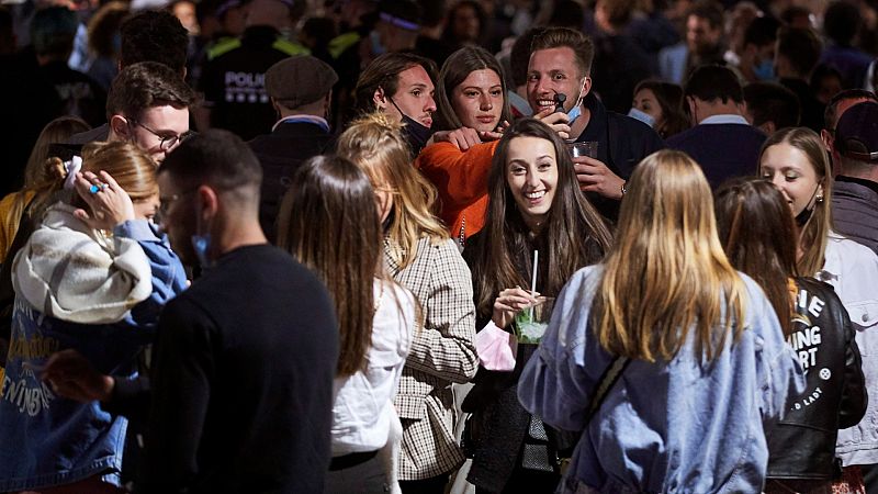 Las nuevas restricciones al ocio nocturno y la hostelería enfrentan a Gobierno y comunidades autónomas 
