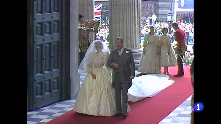 Telediario 1 - El vestido de novia de Diana de Gales se expone por primera vez en el Palacio de Kensington