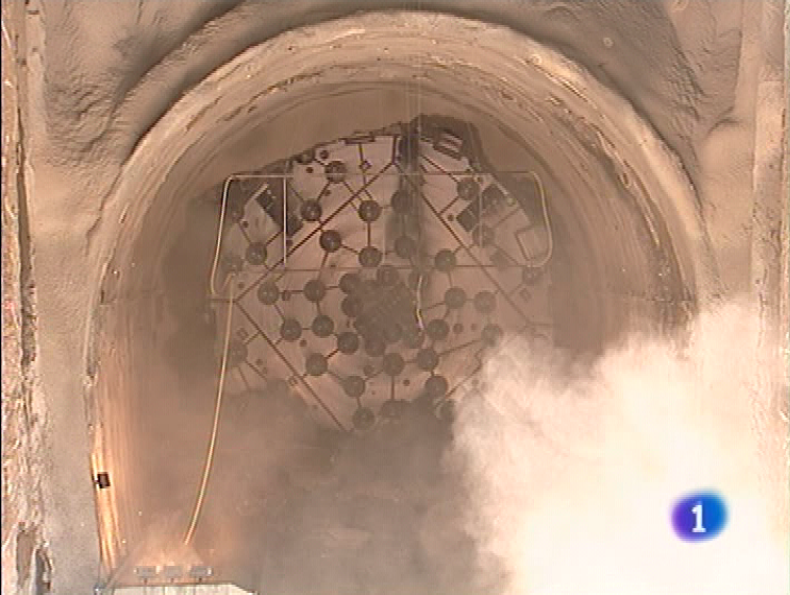  Terminó el debate sobre el Estado de la Región. Las treinta propuestas de resolución presentadas conjuntamente por PSOE e IU fueron aprobadas. El PP apoyó con sus votos otra propuesta presentada por IU en solitario, que exige al Gobierno central un calendario concreto de ejecución de infraestructuras.Más del noventa por ciento de la variante ferroviaria de Pajares ya está construida, y se abrirá al tráfico de trenes en 2012. El presidente de ADIF presidió ayer otra perforación de un túnel de la variante. Sólo quedan otras dos.