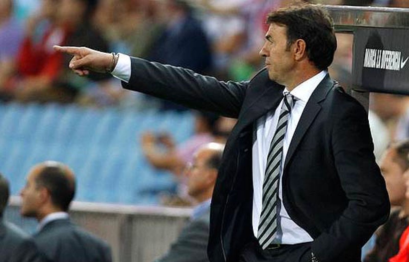 El presidente del Atlético de Madrid, Enrique Cerezo, ha visitado a la plantilla para pedirle compromiso y ha asegurado que Abel Resino continuará en el banquillo hasta final de temporada.El técnico insiste en que "el vestuario está tranquilo".