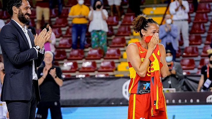 Laia Palau recibe el homenaje por sus 300 partidos con la selección de baloncesto
