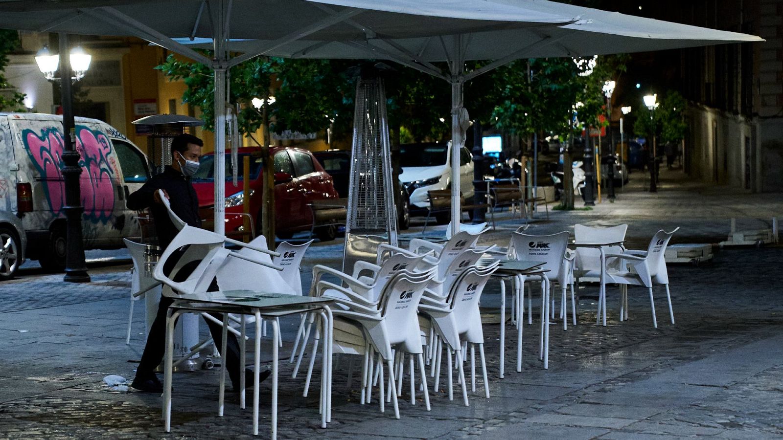 Los hosteleros acogen con incertidumbre las nuevas restricciones de aforo y horarios | Ver