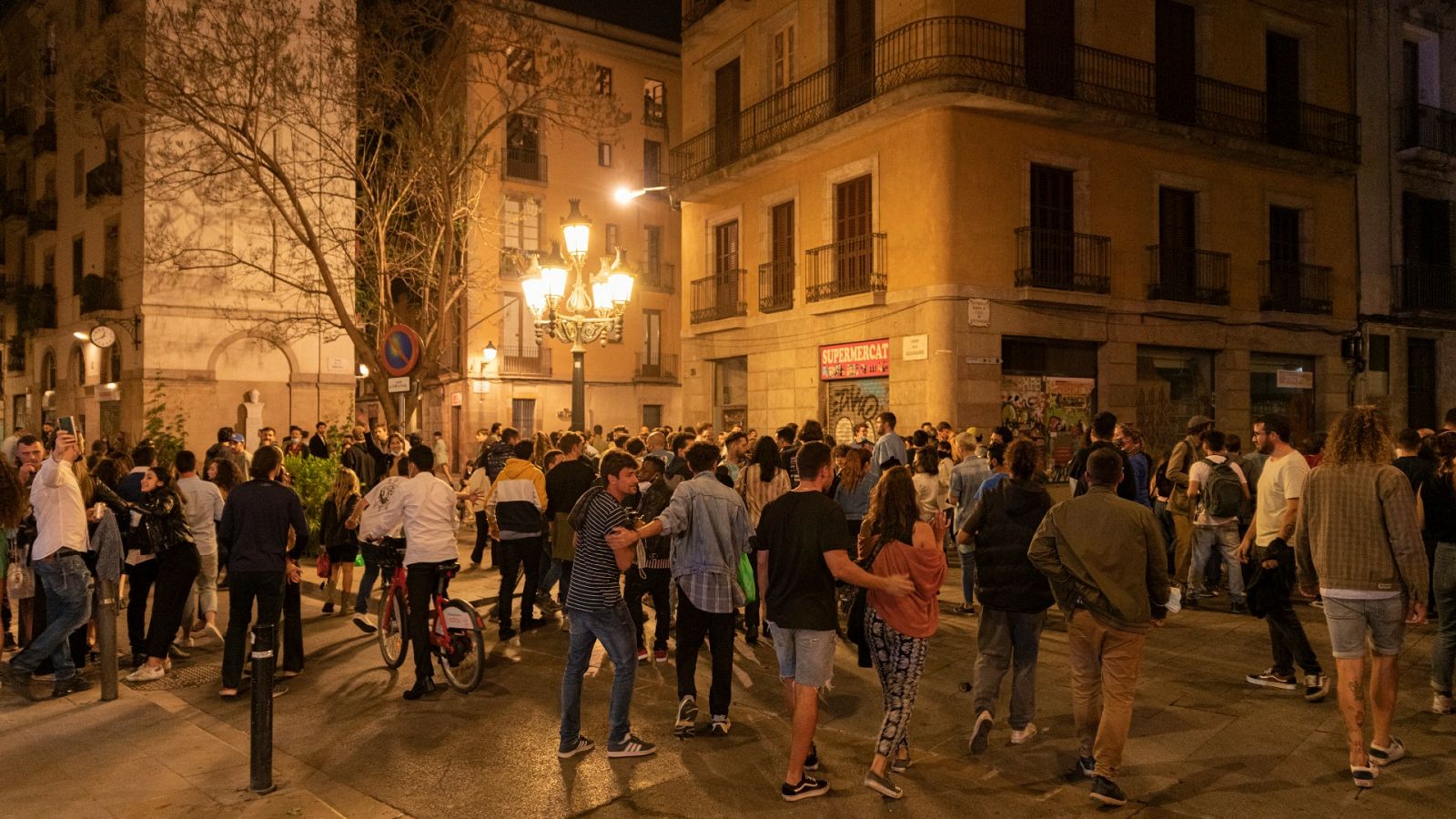 Telediario 1: Más de 11.000 personas desalojadas este fin de semana en Barcelona por botellones masivos | RTVE Play