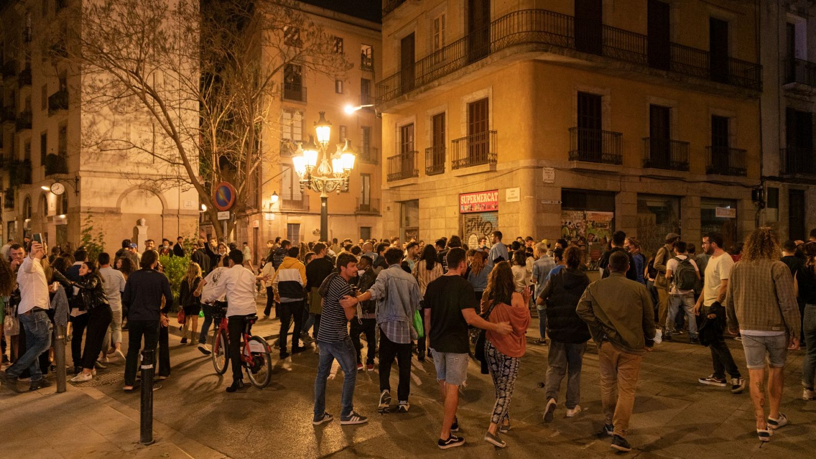 Más de 11.000 personas desalojadas este fin de semana en Barcelona por botellones masivos | Ver