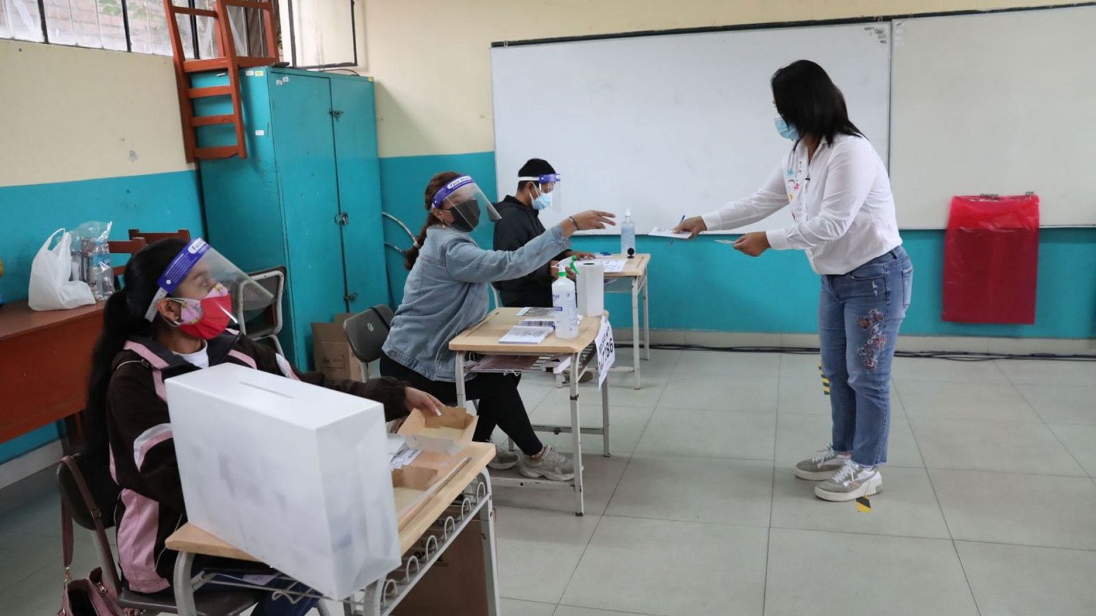 Aumenta la afluencia de votantes en Perú